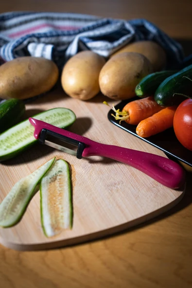 Solingen Simli Pembe Dikey Soyacak – Paslanmaz Alman Çeliği, Ergonomik Sap, Çift Yönlü Kesici Ağız ürün görseli