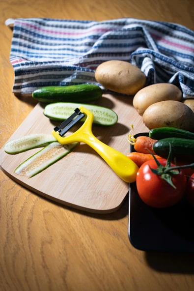 Solingen Simli Sarı Sapan Soyacak – Paslanmaz Alman Çeliği, Ergonomik Sap, Yüksek Keskinlik ürün görseli