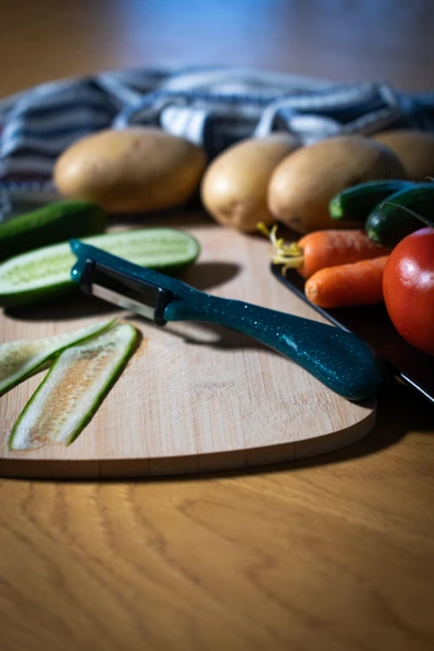 Solingen Simli Yeşil Dikey Soyacak – Paslanmaz Alman Çeliği, Ergonomik Sap, Çift Yönlü Kesici Ağız ürün görseli