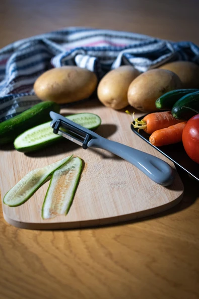 Solingen Simli Gümüş Dikey Soyacak – Paslanmaz Alman Çeliği, Ergonomik Sap, Çift Yönlü Kesici Ağız ürün görseli