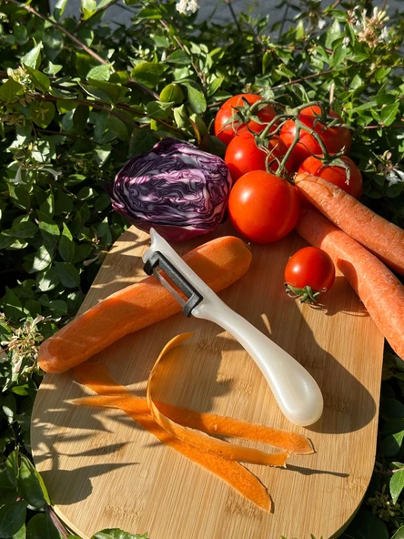 Solingen Pırıltılı Beyaz Dik Soyacak – Paslanmaz Alman Çeliği, Ergonomik Sap, Yüksek Keskinlik ürün görseli