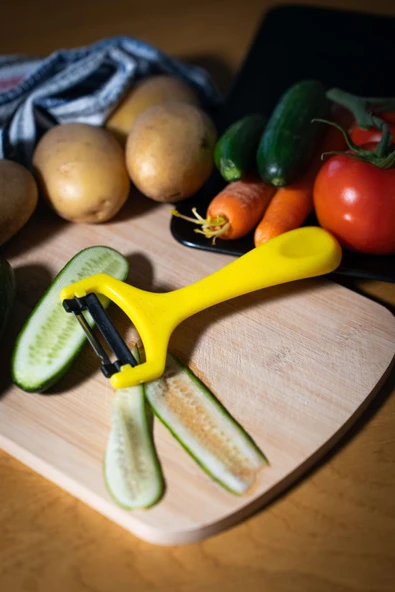 Solingen Simli Sarı Sapan Soyacak – Paslanmaz Alman Çeliği, Ergonomik Sap, Yüksek Keskinlik - Resim 2