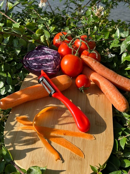 Solingen Pırıltılı Kırmızı Dik Soyacak – Paslanmaz Alman Çeliği, Ergonomik Sap, Yüksek Keskinlik ürün görseli