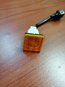 YAN İŞARET LAMBASI-24V LEDLİ KARE TİP KABLO+SOKET - VARROC-3040M002Y30A ürün görseli