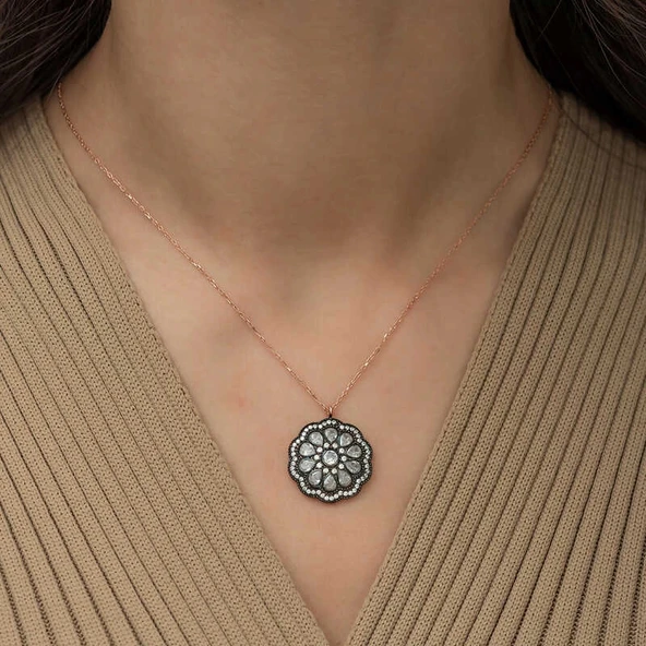 Supertrend Gümüş Çiçek Desenli Elmas Montür Kolye - Resim 2