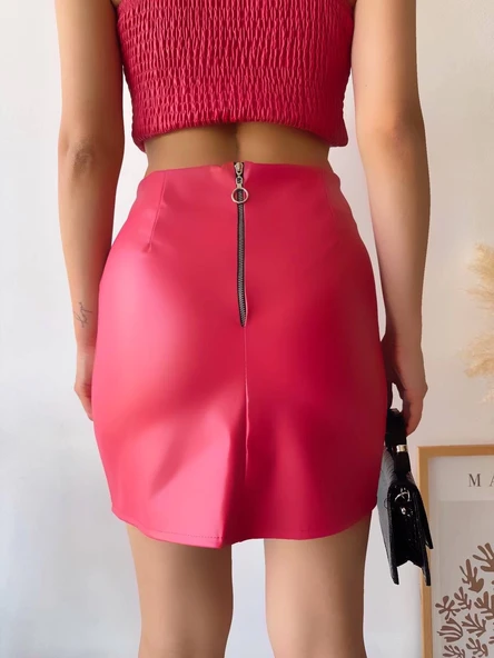 Tek yırtmaçlı arkadan fermuarlı deri etek fuşya - Resim 4