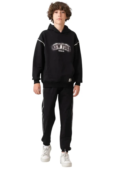 Erkek Çocuk New York Yazılı Çizgi Şeritli Kanguru Cepli Kapüşonlu Siyah Eşofman Takımı - 4