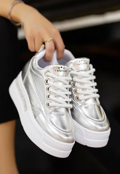 Lulu Gümüş Rugan Bağcıklı Spor Ayakkabı ürün görseli