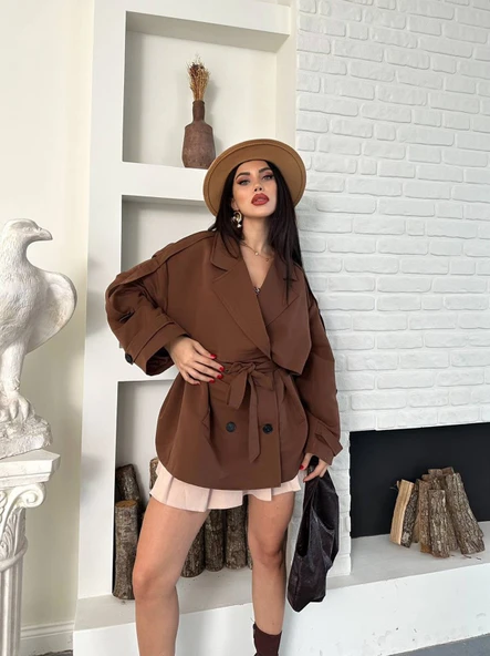 Kruvaze Yaka Düğmeli Kemerli Cepli Apoletli Kuşaklı Trençkot - Resim 4