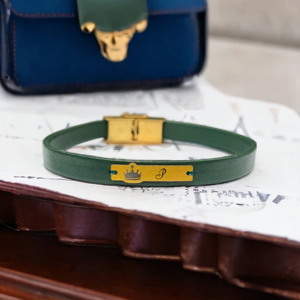 14 Ayar Altın Plakalı Harfe Özel Doğal Yeşil Derili Taç Figürlü Hediye Bileklik-572 - Resim 2