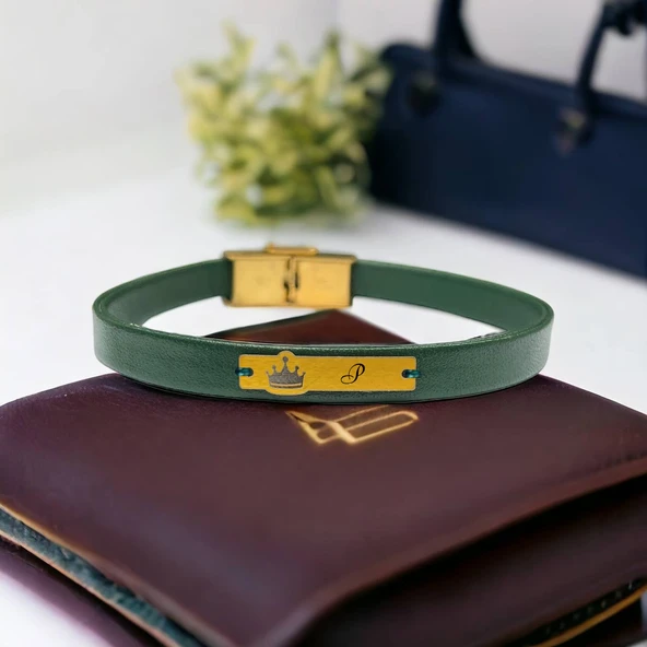 14 Ayar Altın Plakalı Harfe Özel Doğal Yeşil Derili Taç Figürlü Hediye Bileklik-572 ürün görseli