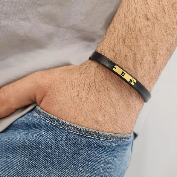 14 Ayar Altın Plakalı Harfe Özel Doğal Siyah Derili Taç Figürlü Hediye Bileklik-581 - Resim 2