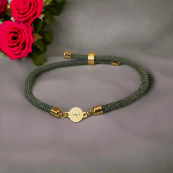 14 Ayar Altın Plakalı İsme Özel Yuvarlak Figürlü Yeşil İpek Örgülü Hediye Bileklik-579 ürün görseli