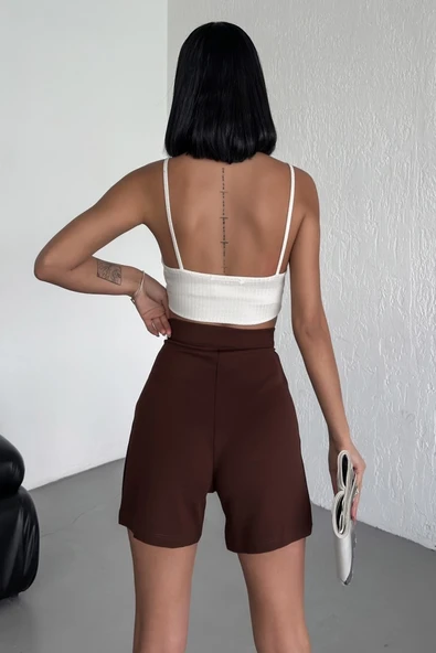 Tarz Ve Rahatlığı Bir Arada Sunan Yüksek Bel Esnek Likralı Krep Şort Kahverengi - Resim 5