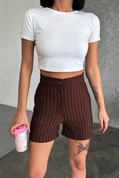 Zarif Ve Şıklığı Bir Arada Sunan Yüksek Bel Krep Esnek Çimalı Çizgili Şort Kahverengi - Resim 5