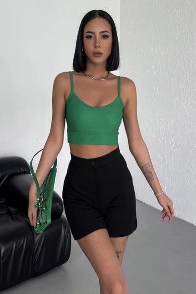 Tarz Ve Rahatlığı Bir Arada Sunan Yüksek Bel Esnek Likralı Krep Şort Siyah - Resim 3