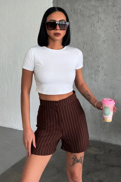 Zarif Ve Şıklığı Bir Arada Sunan Yüksek Bel Krep Esnek Çimalı Çizgili Şort Kahverengi - Resim 3