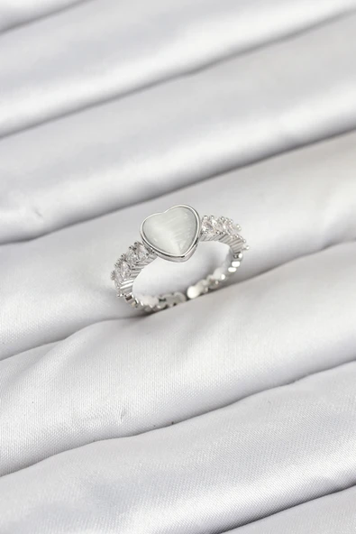 Pirinç Gümüş Renk Zirkon Taşlı Kalpli Kadın Yüzük - TJ-BYK3857 ürün görseli