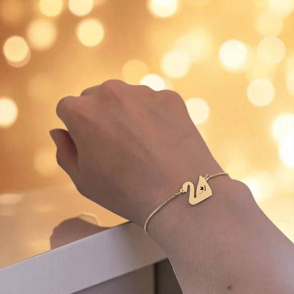 14 Ayar Altın Plakalı Harfe Özel Altın Renkli Zincirli Kuğu Kuşu Motifli Hediye Bileklik-599 - Resim 2