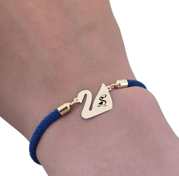 14 Ayar Altın Plakalı Harfe Özel Lacivert Örgü İpli Kuğu Kuşu Figürlü Hediye Bileklik-604 - Resim 3