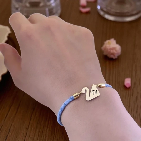 14 Ayar Altın Plakalı Harfe Özel Mavi İpek Örgülü Kuğu Kuşu Motifli Hediye Bileklik-603 - Resim 2