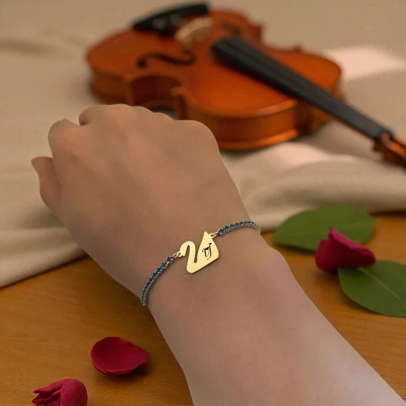 14 Ayar Altın Plakalı Harfe Özel Altın Renkli Zincirli Mavi Taş Desenli Kuğu Kuşu Figürlü Hediye Bileklik-600 - Resim 2