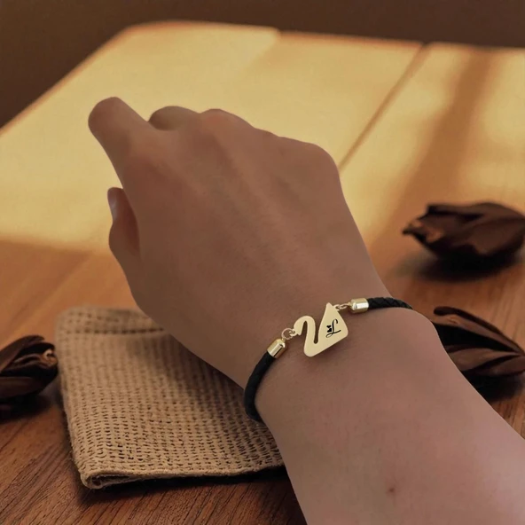 14 Ayar Altın Plakalı Harfe Özel Doğal Siyah Derili Kuğu Kuşu Figürlü Hediye Bileklik-606 - Resim 2