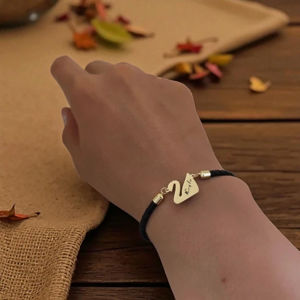 14 Ayar Altın Plakalı İsme Özel Kuğu Kuşu Figürlü Doğal Siyah Derili Hediye Bileklik-606 - Resim 2