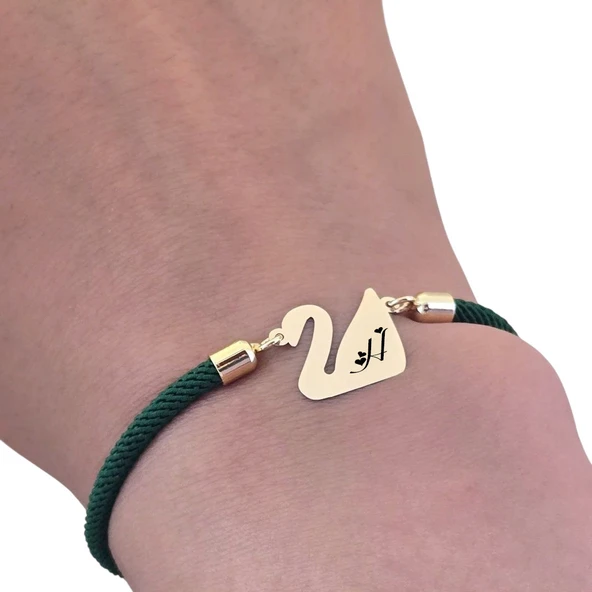 14 Ayar Altın Plakalı Harfe Özel Koyu Yeşil Örgü İpli Kuğu Kuşu Motifli Hediye Bileklik-607 - Resim 3