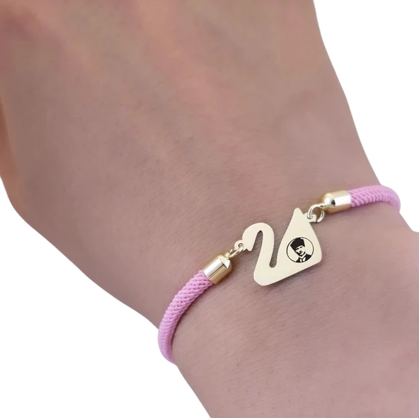 14 Ayar Altın Plakalı Sembole Özel Kuğu Kuşu Motifli Pembe Örgü İpli Hediye Bileklik-609 - Resim 3