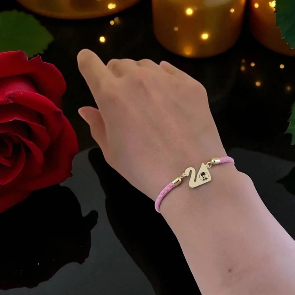 14 Ayar Altın Plakalı Sembole Özel Kuğu Kuşu Motifli Pembe Örgü İpli Hediye Bileklik-609 - Resim 2