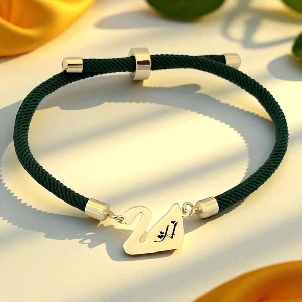 14 Ayar Altın Plakalı Harfe Özel Koyu Yeşil Örgü İpli Kuğu Kuşu Motifli Hediye Bileklik-607 ürün görseli