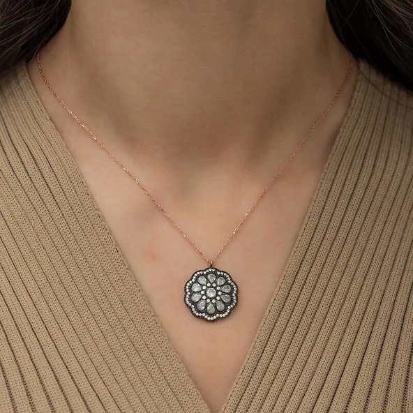 Gümüş Çiçek Desenli Elmas Montür Kolye - Resim 2