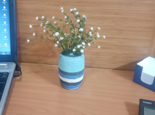 2 ADET VAZO DAHİL,VAZODA ÇİÇEK,BEYAZ YAPAY ÇİÇEK,VAZO DEKORATİF MAVİ ÖRGÜ POLİRESİN 7X7X16CM - 3