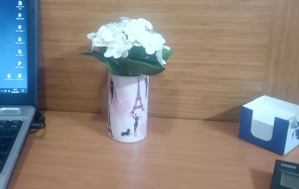 2 ADET VAZO DAHİL,VAZODA ÇİÇEK,BEYAZ YAPAY ÇİÇEK,VAZO DEKORATİF  KIZLI PARİS DESENLİ 7X7X16CM - 3