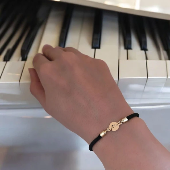 14 Ayar Altın Plakalı İsme Özel Yuvarlak Figürlü Siyah Örgü İpli Hediye Bileklik-619 - Resim 2