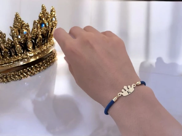 14 Ayar Altın Plakalı Harfe Özel Lacivert Örgü İpli Taç Figürlü Hediye Bileklik-621 - Resim 2