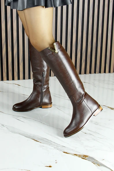 Erkan Saçmacı Kahverengi Hakiki Dana Derisi Metal Aksesuarlı Fermuarlı Yuvarlak Burun Kalın Topuklu Çizme