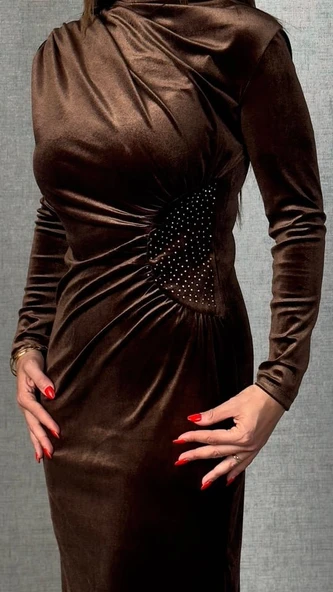 Kadınbalıkçı Yaka Büzgü Ve Taş Işleme Detay Maxi Boy Kadife Elbise ürün görseli