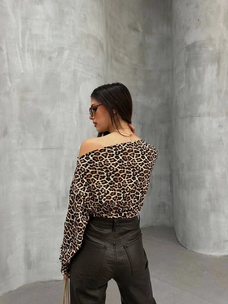 Kadın Leopar Desenli Düşük Omuzlu Bluz - Resim 2