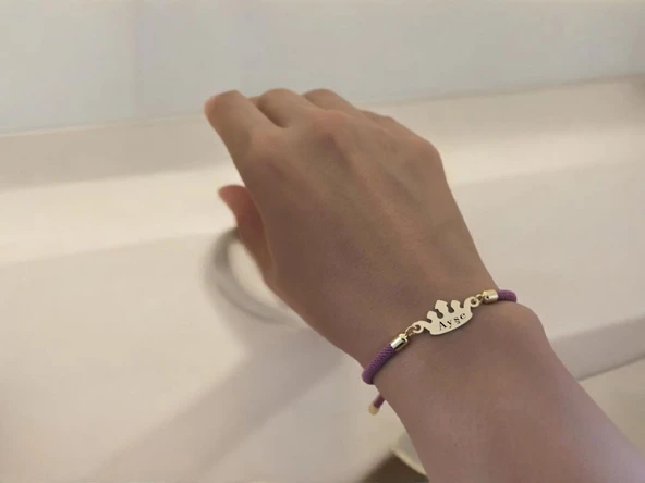 14 Ayar Altın Plakalı İsme Özel Taç Motifli Mor İpek Örgülü Hediye Bileklik-622 - Resim 2