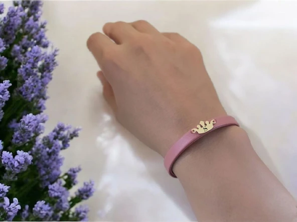 14 Ayar Altın Plakalı Harfe Özel Doğal Koyu Pembe Derili Taç Motifli Hediye Bileklik-624 - Resim 2