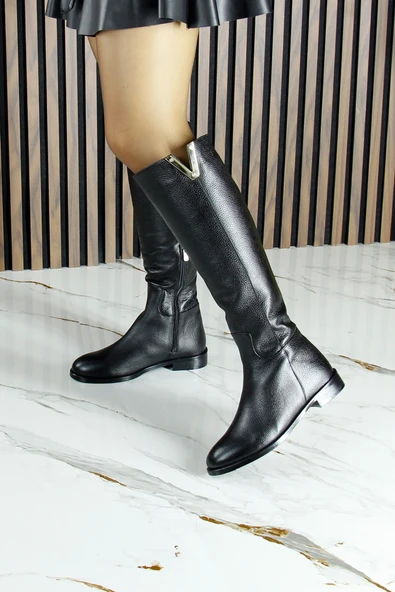 Erkan Saçmacı Siyah Hakiki Dana Derisi Metal Aksesuarlı Fermuarlı Yuvarlak Burun Kalın Topuklu Çizme