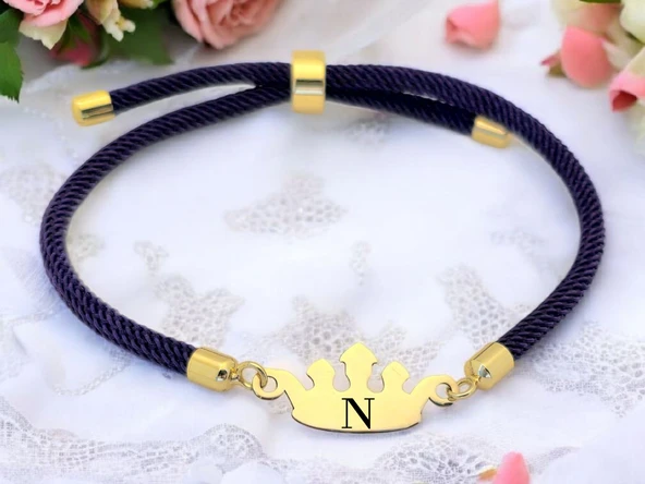 14 Ayar Altın Plakalı Harfe Özel Koyu Mor Örgü İpli Taç Figürlü Hediye Bileklik-623 ürün görseli