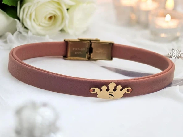 14 Ayar Altın Plakalı Harfe Özel Doğal Koyu Pembe Derili Taç Motifli Hediye Bileklik-624 ürün görseli