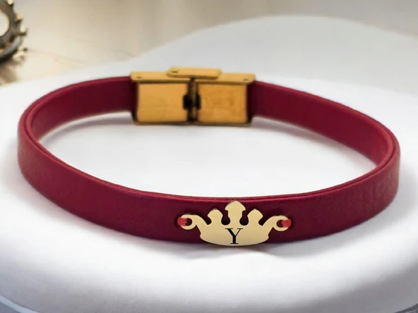 14 Ayar Altın Plakalı Harfe Özel Doğal Koyu Kırmızı Derili Taç Figürlü Hediye Bileklik-625 ürün görseli