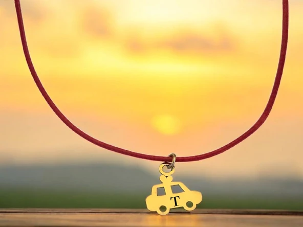 14 Ayar Altın Plakalı Harfe Özel Kırmızı Bağlıklı Araba Motifli Hediyelik Kolye-626 ürün görseli