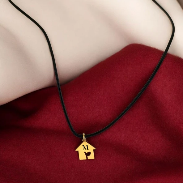 14 Ayar Altın Plakalı Harfe Özel Siyah Bağlıklı Ev Motifli Hediyelik Kolye-631 ürün görseli
