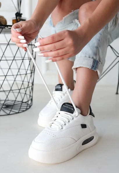 Chris Beyaz Cilt Siyah Detaylı Bağcıklı Spor Ayakkabı ürün görseli