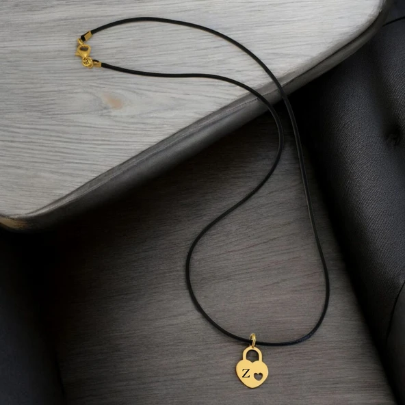 14 Ayar Altın Plakalı Sevgililer Günü İçin Harfe Özel Siyah Bağlıklı Kalp Figürlü Hediyelik Kolye-632 ürün görseli